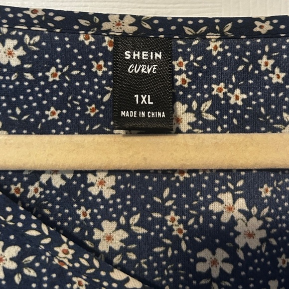 Shein Curve Blue Floral Top - 1XL - Picture 2 of 4